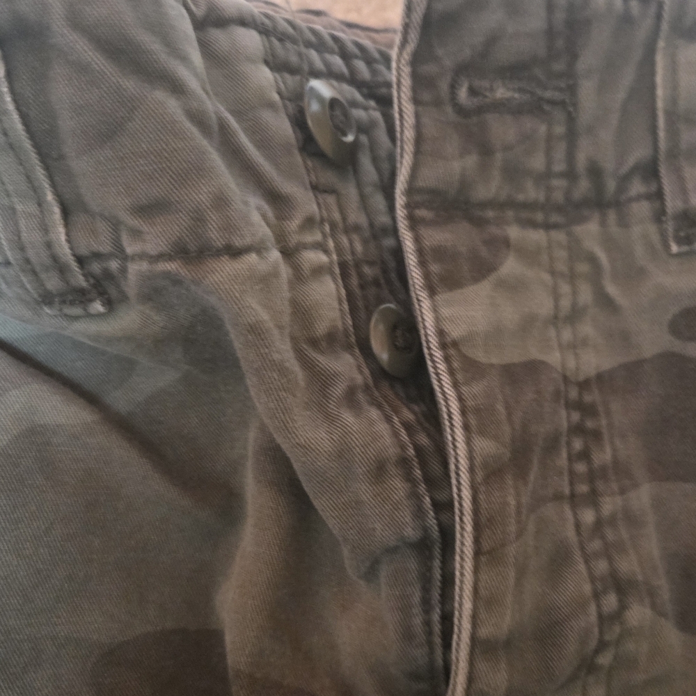 Vintage Y2K Abercrombie & Fitch Button Fly Distressed Camo Cargo Shorts Size 32 - Picture 3 of 12
